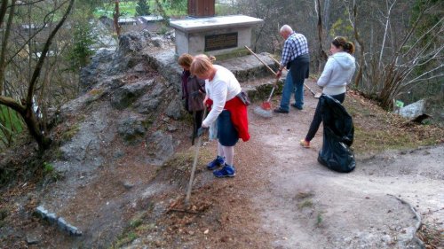 Čiščenje okoli Evharističnega križa